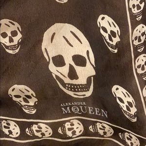 *AUTHENTIC* ALEXANDER MCQUEEN SKULL CLASSIC SCARF.